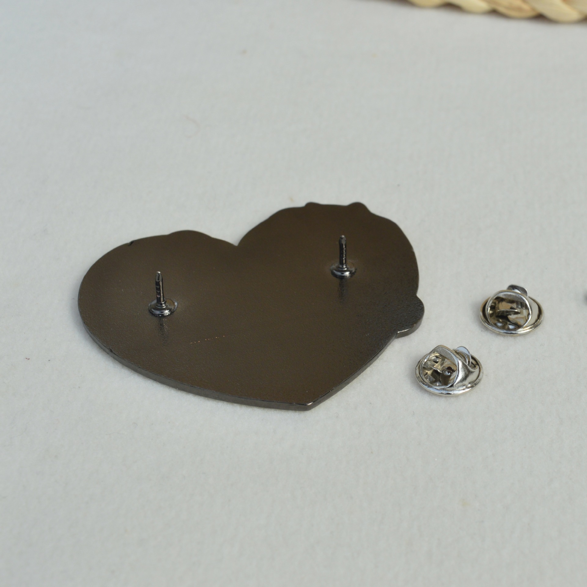 Pins Metálicos de Anya Yor Loi - Anime Cosplay Yor reseña y precio